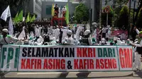 Massa dari Front Pembela Islam (FPI) dan Gerakan Masyarakat Jakarta (GMJ) berunjuk rasa di depan Gedung DPRD DKI Jakarta, (1/6/2015). Demo ini bertujuan melengserkan Gubernur DKI Jakarta, Basuki Tjahaja Purnama alias Ahok. (Liputan6.com/JohanTallo)