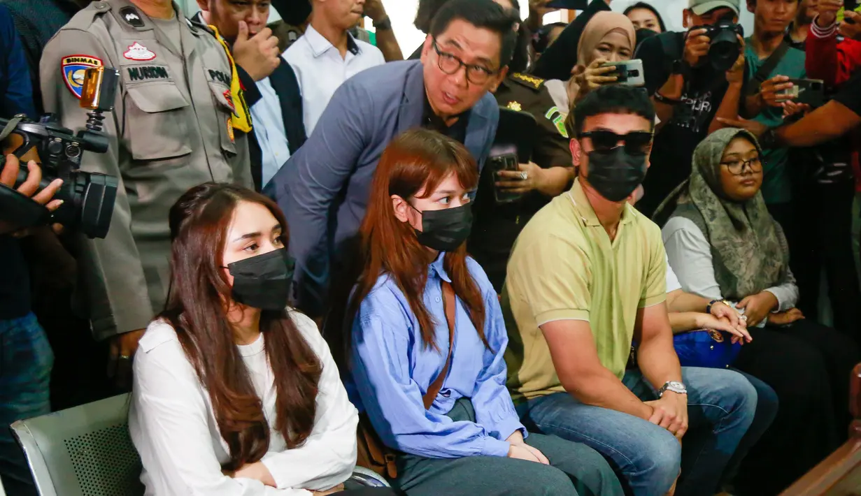 Becca didampingi kuasa hukum dan orang terdekat. Salah satunya Fadly yang hadir sebagai saksi. [M. Akrom Sukarya/KapanLagi.com]