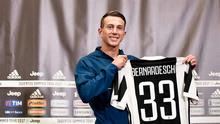 Sederet pemain telah sukses mengenakan jersey bernomor 10 Juventus, tapi Federico Bernardeschi memilih angka 33. (twitter.com/juventusfcen)