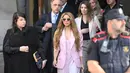 Penyanyi Kolombia Shakira (tengah) meninggalkan Pengadilan Tinggi Catalonia setelah menghadiri persidangannya tentang penipuan pajak di Barcelona, Senin (20/11/2023). (Josep LAGO / AFP)