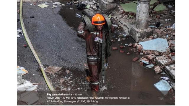 7 Potret Haru Pemadam Kebakaran di Pasar Kosambi Bandung