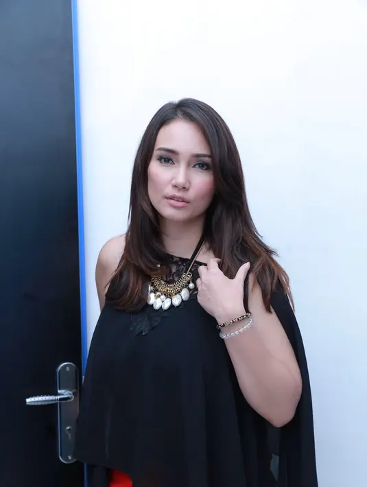 "Di daerah Kemang. Di rumah aja. Di sebuah tempat lah. Rencana ada sekitar 300 (undangan) aja," tutur Feby. (Galih W Satria/Bintang.com)