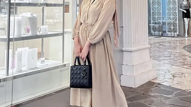 Potret Tampilan Dinan Nurfajrina, Istri Doni Salmanan yang Kerap Kenakan Tas Branded Cek Harganyam. (Foto: instagram/ @DinanFajrinaSalaman)