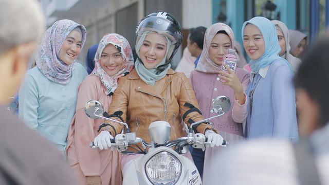 Kekinian, Padu Padan Hijab Menawan dengan Motor Skutik