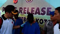 Aparat Polres Kota Cirebon menangkap muncikari dan salah satu PSK yang terjerat kasus prostitusi via SMS. (Liputan6.com/Panji Prayitno)