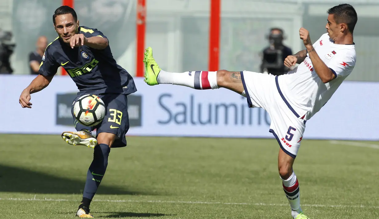 Bek Inter Milan, Danilo D'Ambrosio, mengirim umpan saat melawan Crotone pada laga Serie A Italia di Stadion Ezio Scida, Calabria, Sabtu (16/9/2017). Crotone kalah 0-2 dari Inter. (AFP/Carlo Hermann)