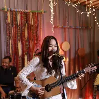 Bersama dengan Musica, label tempatnya bernaung, ia membuat kuis. Lantas 20 pemenangnya mendapatkan kesempatan nonton konser bertema bohemian tersebut. (Galih W. Satria/Bintang.com)