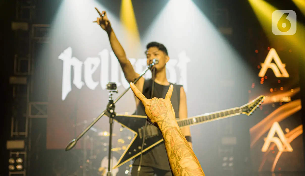 Penampilan salah satu band metal dalam konser offline di kawasan Jakarta, Minggu (22/5/2022). Konser musik offline kembali diizinkan seiring dengan pelonggaran aturan penggunaan masker di luar ruangan. (Liputan6.com/Faizal Fanani)
