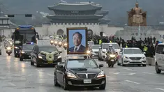Iring - iringan mobil Jenazah mantan Presiden Korea Selatan Kim Young - sam saat perjalanan menuju pemakaman nasional di Seoul , Korea Selatan, (26/11). Kim Young - sam  meninggal dunia di usia ke-87. (REUTERS/Han Jong - chan)