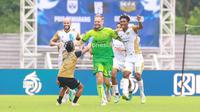 Selebrasi kiper Dewa United, Sonny Stevens usai mencetak gol ke gawang PSIS Semarang dalam laga BRI Liga 1 2023/2024, Jumat (23/2/2024). (Dok. PT Liga Indonesia Baru)