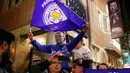 Seorang anak mengibarkan bendera Leicester City saat merayakan timnya meraih juara Liga Inggris setelah saingan terdekatnya Tottenham Hotspur bermain imbang 2-2 dengan Chelsea di sebuah pub di Leicester,(3/5).  (Reuters/Eddie Keogh)