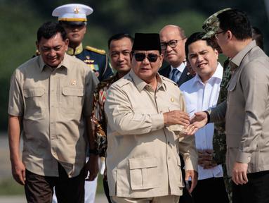 Presiden Indonesia Prabowo Subianto (tengah) disambut saat tiba dari Mesir setelah menghadiri KTT Perdamaian Gaza di Pangkalan Udara Halim Perdanakusuma, Jakarta, pada Selasa 14 Oktober 2025. (YASUYOSHI CHIBA/AFP)