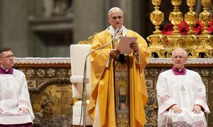 Ia mengajak semua pihak yang berkehendak baik untuk menghormati setidaknya satu hari perdamaian pada Hari Natal, tanpa senjata dan kekerasan. Tampak dalam foto, Paus Leo XIV menyampaikan pesannya selama Misa Malam Natal di Basilika Santo Petrus, Vatikan, Rabu 24 Desember 2025. (AP Photo/Gregorio Borgia)