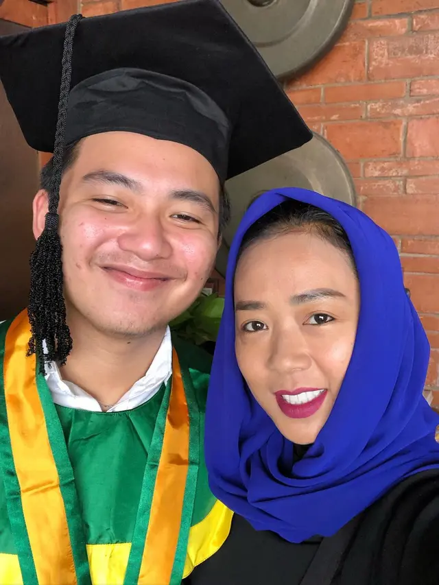 6 Potret Soimah Rayakan Kelulusan Aksa Uyun dari Bangku SMA, Tampil Sederhana