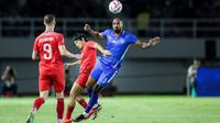 Pemain Arema FC, Thales Lira (kanan) menghalau bola dari ancaman pemain Borneo FC, Kei Hirose pada laga final Piala Presiden 2024 di Stadion Manahan, Solo, Minggu (4/8/2024). (Bola.com/Bagaskara Lazuardi)