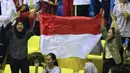 Suporter Indonesia memberi semangat pada tim bola tangan putri Indonesia saat melawan Thailand di pada babak penyisihan grup B Asian Games 2018 di Jakarta, Kamis (16/8). Indonesia kalah 16-34. (Liputan6.com/Helmi Fithriansyah)
