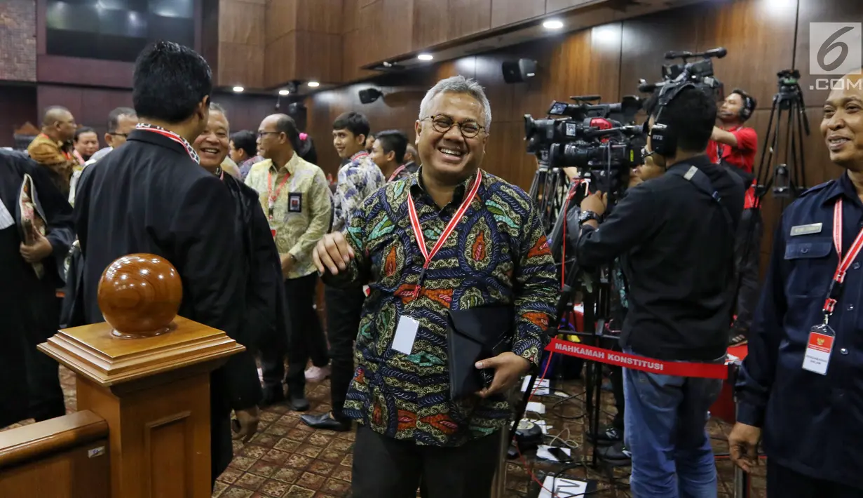 Ketua KPU Arief Budiman tertawa saat mengikuti sidang ke-5 sengketa Pilpres 2019 di Gedung MK, Jakarta, Jumat (21/6/2019). Sidang tersebut beragendakan mendengar keterangan saksi dan ahli dari pihak terkait yakni paslon nomor urut 01 Joko Widodo (Jokowi)-Ma'ruf Amin. (Liputan6.com/Johan Tallo)