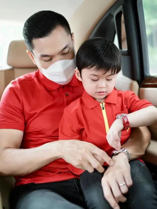 Lagi, penampilan kembar Harvey Moeis dan Raphael Moeis pakai polo shirt merah dan celana panjang hitam. [Foto: Instagram/raphaelmoeis]