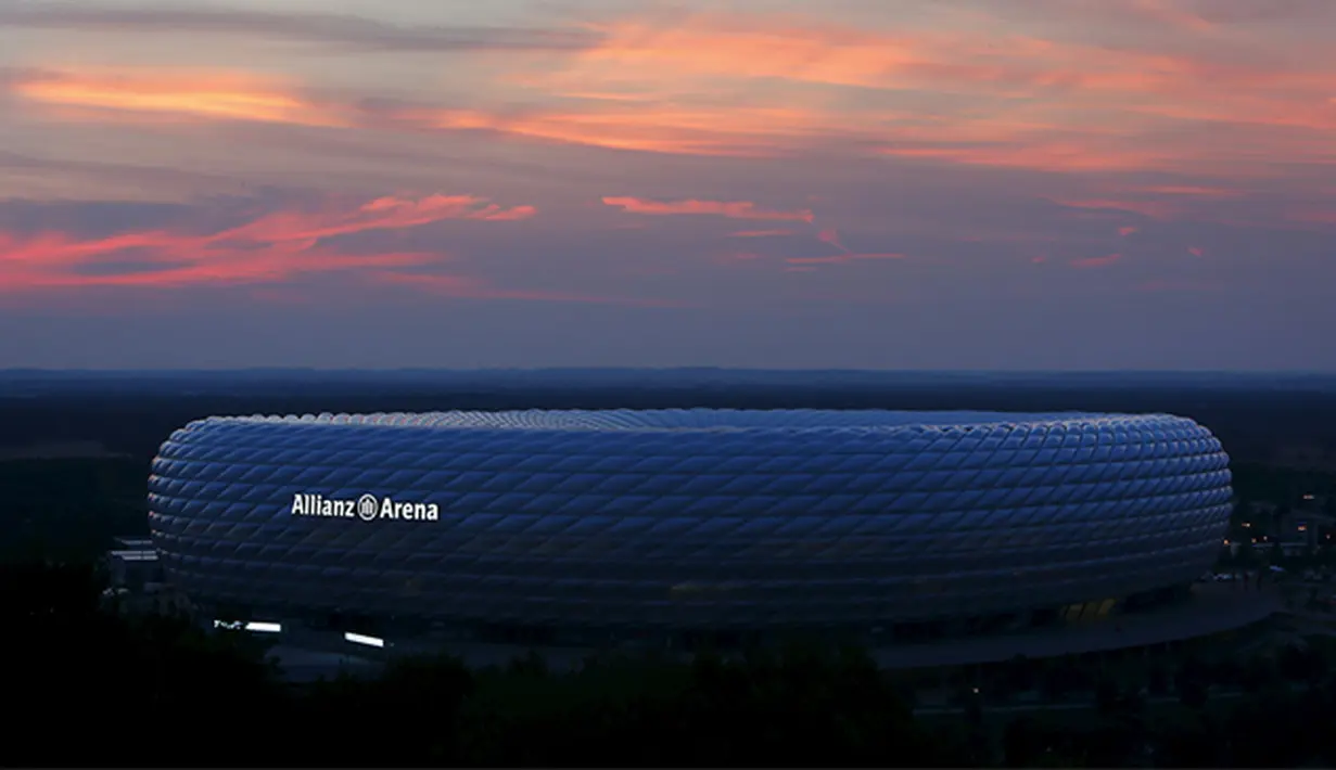 Suasana matahari terbenam yang terlihat dari sekitar Stadion Allianz-Arena, Jerman, Rabu (12/8/2015). (Reuters/Michaela Rehle)