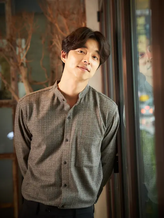 Gong Yoo mengaku jika nama yang ia pakai merupakan nama panggung. "Namaku adalah Gong Ji Chul, tapi aku berakting di bawah nama Gong Yoo," ujarnya seperti yang dilansir dari Soompi. (Foto: koreaboo.com)
