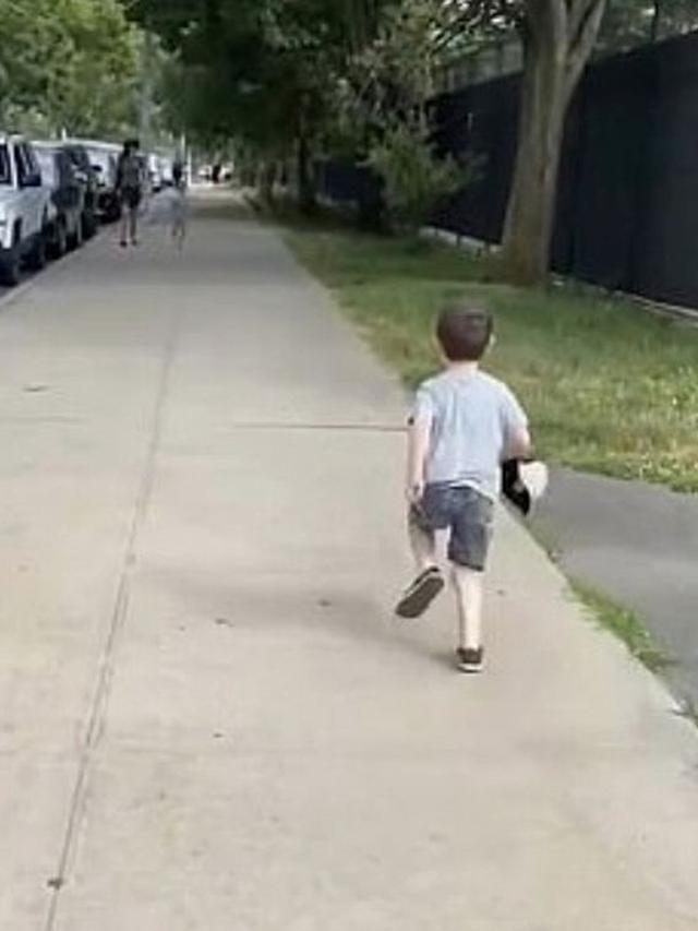 3 Bulan Berpisah karena Lockdown, Ini Momen Menggemaskan Bocah Bertemu Sahabatnya Kembali