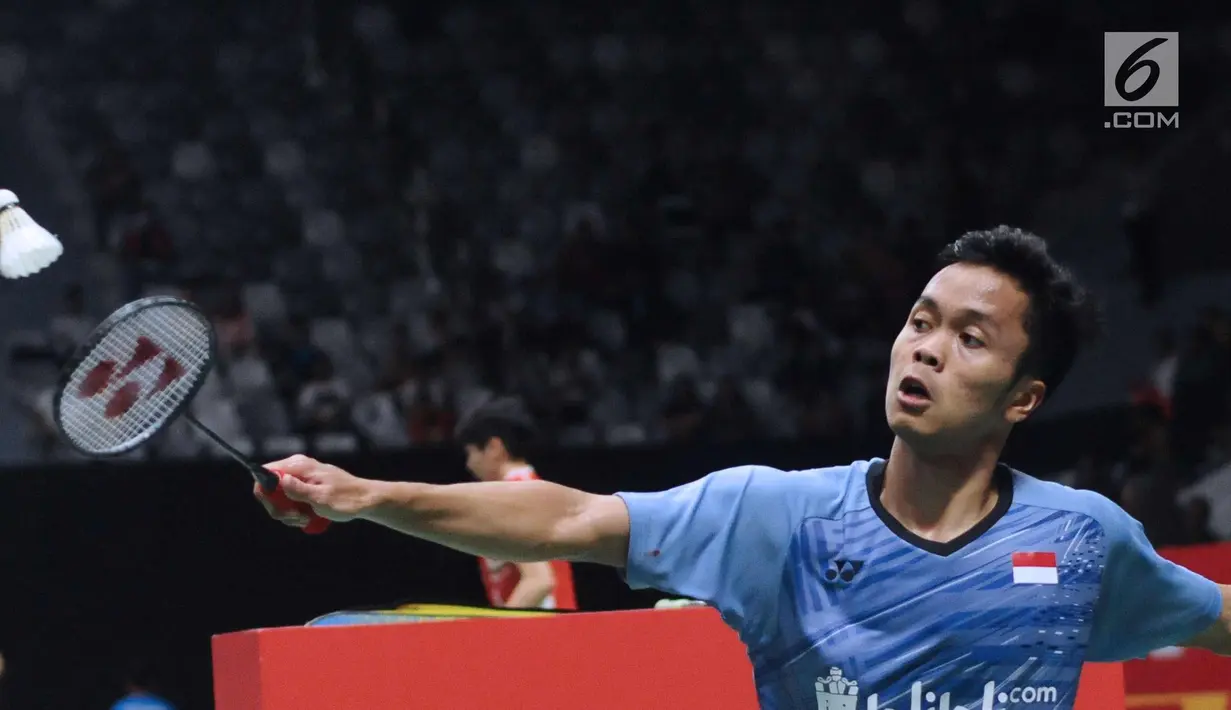 Tunggal putera Indonesia, Anthony Sinisuka Ginting mengembalikan kok ke Wong Wing Ki Vincent (Hongkong) pada babak pertama Indonesia Masters 2018 di Istora Senayan, Jakarta, Rabu (24/1). Anthony unggul 21-15, 21-10. (Liputan6.com/Helmi Fithriansyah)