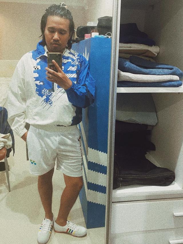 6 Gaya Santai Joshua Suherman saat Tampil Sporty, Jersey Jadi Favorit