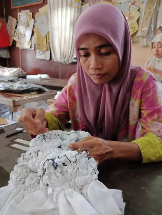 Teknik merajut menjadi penentu keindahan sasirangan. Dengan menggunakan jarum dan benang, kain dijelujur mengikuti garis-garis hasil lukisan dan disisit atau ditarik sehingga nampak hasil kain mengkerut (Liputan6.com/Novi Nadya)