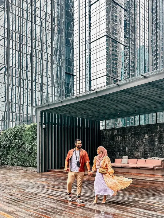 Momen kebersamaan Ammar Zoni dan Irish Bella selalu curi perhatian. Keduanya terlihat begitu kompak seperti bergandengan tangan di foto tersebut. Netizen pun baper melihat momen kemesraan keduanya. (Liputan6.com/IG/_irishbella_)
