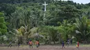 Sejumlah anak dari suku Byak Betew bermain sepak bola setelah misa hari Minggu di pulau Saukabu, satu dari 1.500 pulau di Raja Ampat 20 Agustus 2017. Raja Ampat  yang berarti Empat Raja terdiri dari 1.500 pulau. (AFP Photo/Goh Chai Hin)