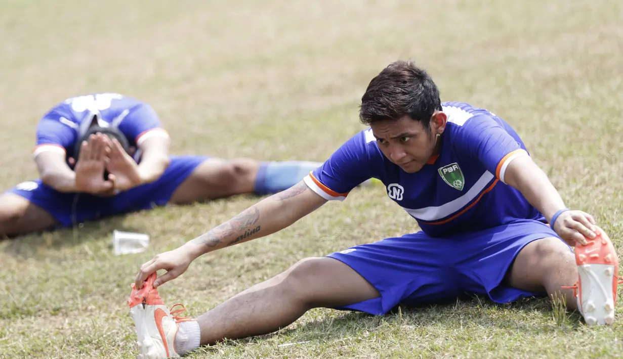 Pemain PBR, Dolly Gultom melakukan pendinginan usai latihan jelang Piala Jenderal Sudirman di Lapangan National Youth Training Center, Sawangan, Depok, Jawa Barat, Senin (2/11/2015). (Bola.com/Vitalis Yogi Trisna)