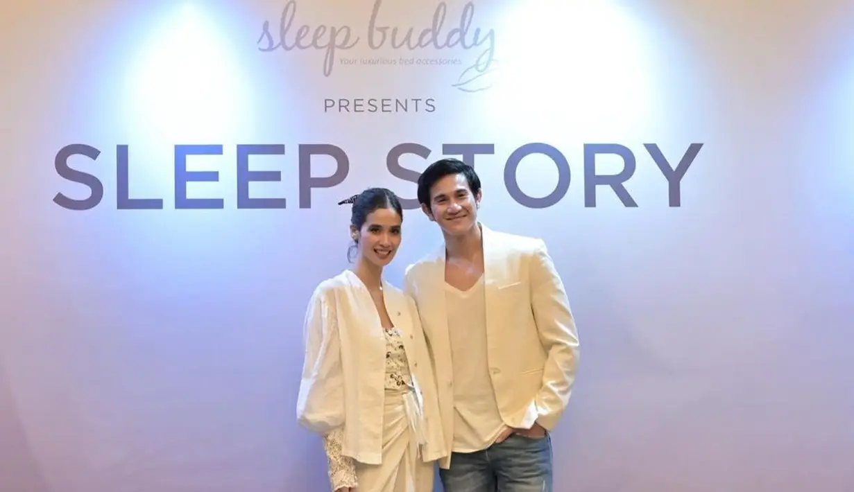 Tak melulu dress dan dasi kupu-kupu untuk Marsha Timothy dan Vino G. Bastian. Pasangan ini mengajarkan tampil masterclass dalam padu padan kain dan ribbed jeans. Pasangkan dengan ansambel putih untuk kesan sleek dan chic. (Foto: Instagram @marshatimothy)