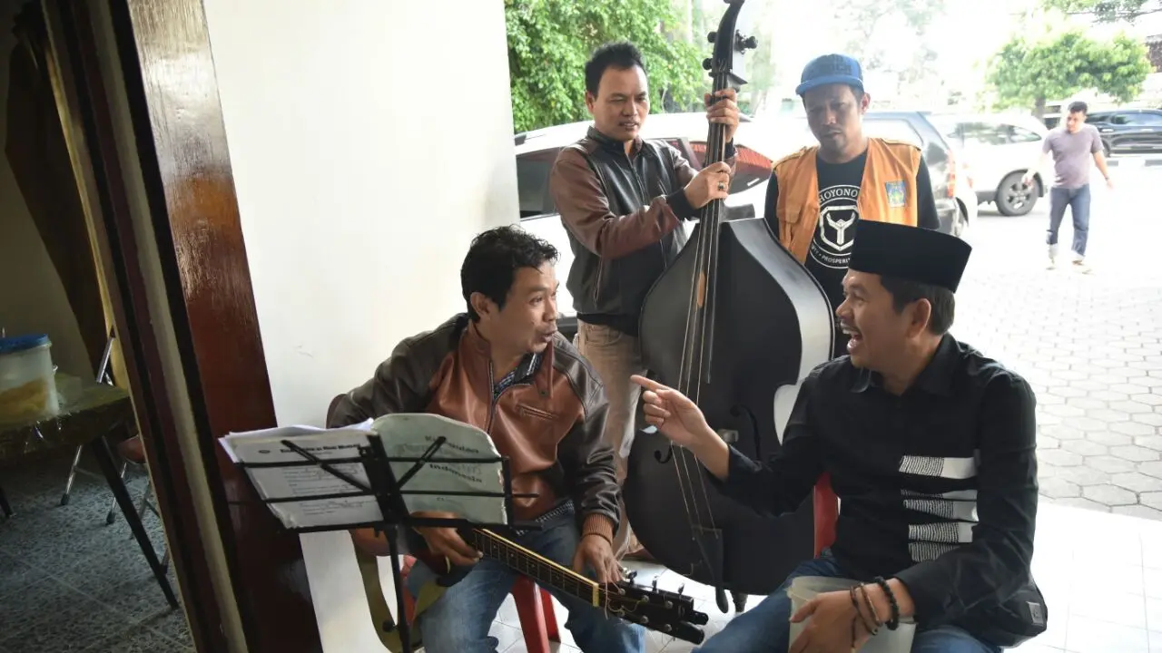 Datang ke Yogya, Bupati Dedi Mendadak Ngamen di Warung Soto