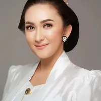 Nafa Urbach Dibalut Kebaya. [@nafaurbach]