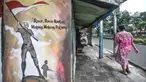 Warga melintas di depan mural bertemakan Pancasila di Kampung Pancasila kawasan Galur, Johar Baru, Jakarta, Selasa (1/6/2021). Kelurahan Galur membuat Kampung Pancasila yang dihiasi mural sebagai bentuk mengingatkan masyarakat akan Pancasila sebagai dasar negara. (merdeka.com/Iqbal S. Nugroho)