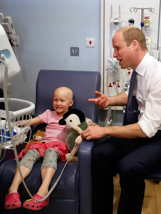 Pangeran William berbincang dengan anak pengidap kanker, Daisy Wood, saat mengunjungi rumah sakit Royal Marsden di London, Selasa (16/5). Dalam kunjungannya, Pangeran William menghibur sejumlah pasien anak pengidap kanker. (Kirsty Wigglesworth /POOL/AFP)