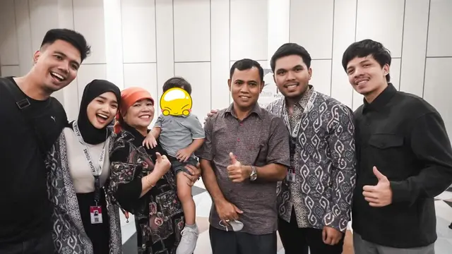 6 Potret Fuji dan Thariq Halilintar Berangkat Umrah Bareng, Curi Perhatian