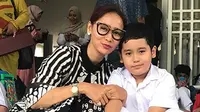 Sibuk dengan segala aktivitasnya menjadi penyanyi dangdut dang pebisnis, Inul Daratista ternyata tetap menjalankan kewajiban utamanya sebagai ibu. Terlihat dalam foto-foto bersama anaknya berikut ini. (Instagram/inul.d)