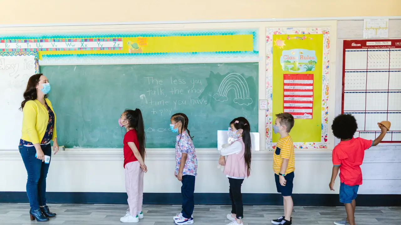 Mempersiapkan Sekolah PTM Terbatas, Siapkan Sepatu Sekolah yang Trendi untuk Si Kecil