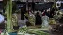 Aktivitas pedagang musiman kulit ketupat di bawah kolong jembatan kawasan Pesanggrahan, Jakarta, Jumat (8/7/2022). Kulit ketupat untuk perayaan Idul Adha tersebut dijual dengan harga 10ribu hingga 30ribu rupiah. (Liputan6.com/Johan Tallo)