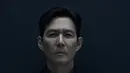 Lee Jung-jae kembali berperan sebagai Gi-hun yang merupakan Pemain 456. Ia tampil mengenakan jas hitam dengan aksen beads di bagian kerah dipadukan inner kemeja hitam.[@netflixkr]