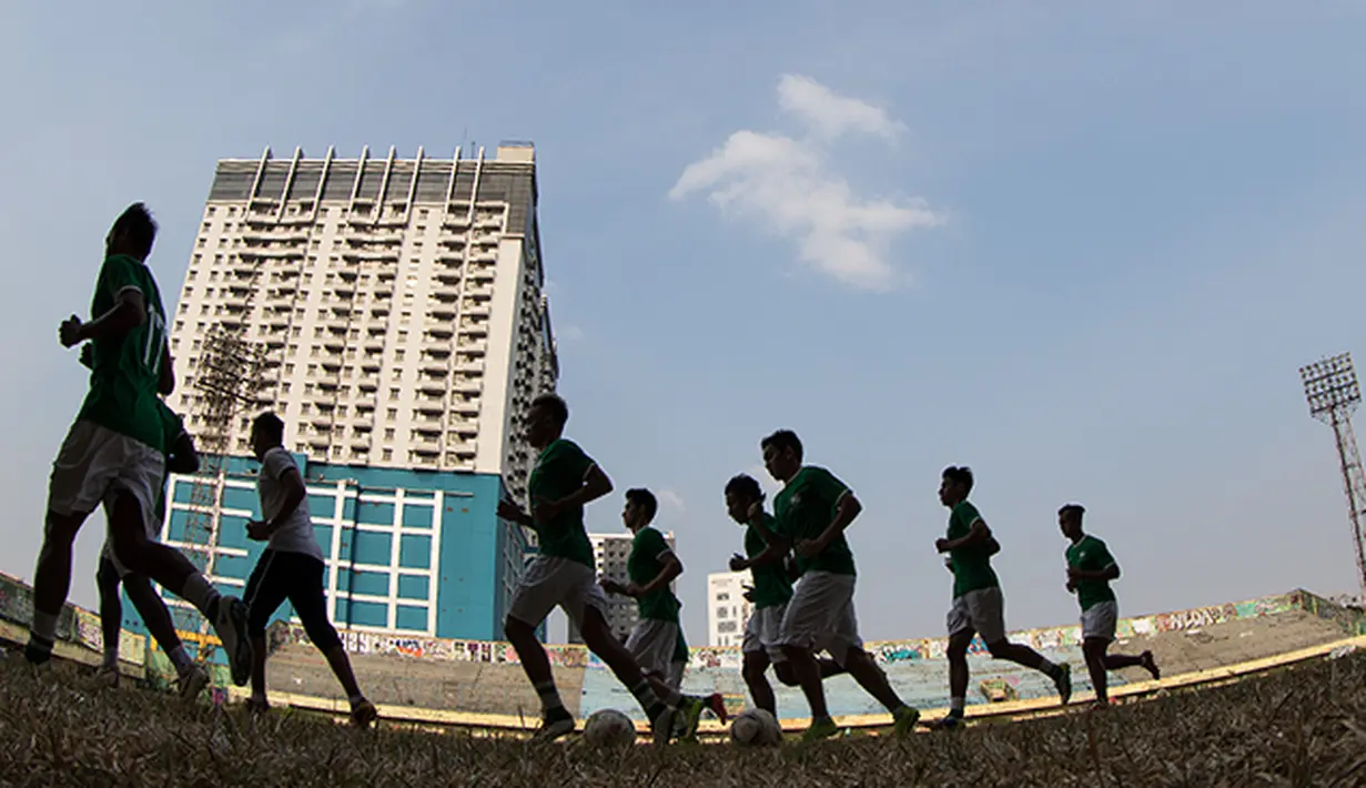 Para pemain Persipasi Bandung Raya (PBR) berlari saat latihan jelang Piala Presiden 2015 di Stadion Lebak Bulus, Jakarta, Minggu (23/8/2015). (Bola.com/Vitalis Yogi Trisna)