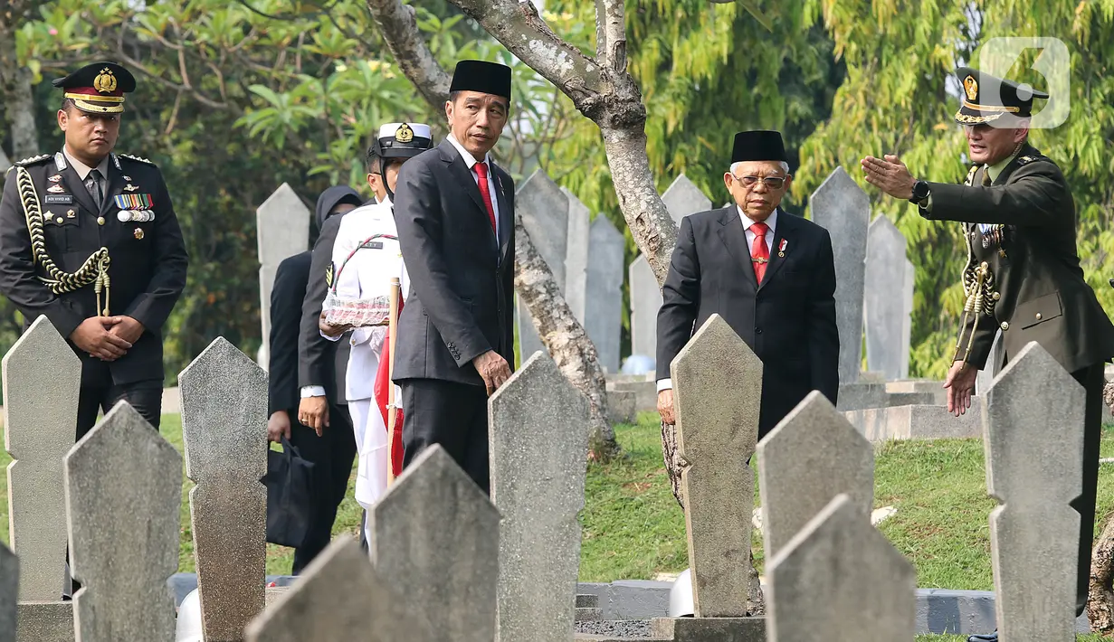Hari Pahlawan: Presiden Joko Widodo bersama Wapres Ma'ruf Amin bersiap tabur bunga usai upacara peringatan Hari Pahlawan Nasional di TMP Utama Kalibata, Jakarta Selatan, Minggu (10/11/2019). Tabur bunga dilaksanakan sebagai bentuk penghormatan terhadap jasa pahlawan. (Liputan6.com/Herman Zakharia)