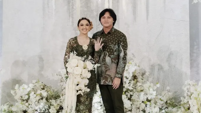 Potret Rizky Febian dan Mahalini Raharja saat tunangan, credit: Instagram @thebridestory.