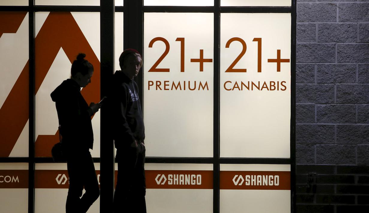 Dua orang warga melintas di toko Shango Cannabis, Oregon, AS, Kamis (1/10/2015). Oregon adalah negara ketiga di AS yang melegalkan penjualan ganja untuk orang dewasa. (Reuters/ Steve DiPaola)