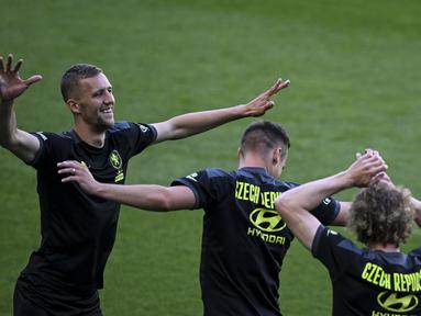 Gelandang timnas Republik Ceko Tomas Soucek (kiri) dan rekan timnya menghadiri sesi latihan menjelang kontra Portugal di stadion Alvalade di Lisbon, Rabu (8/6/2022). Duel antara Portugal vs Republik Ceko pada matchday 3 Grup 2 UEFA Nations League A 2022/23, akan digelar di Estadio Jose Alvalade, Jumat 10 Juni 2022 dini hari WIB. (PATRICIA DE MELO MOREIRA / AFP)