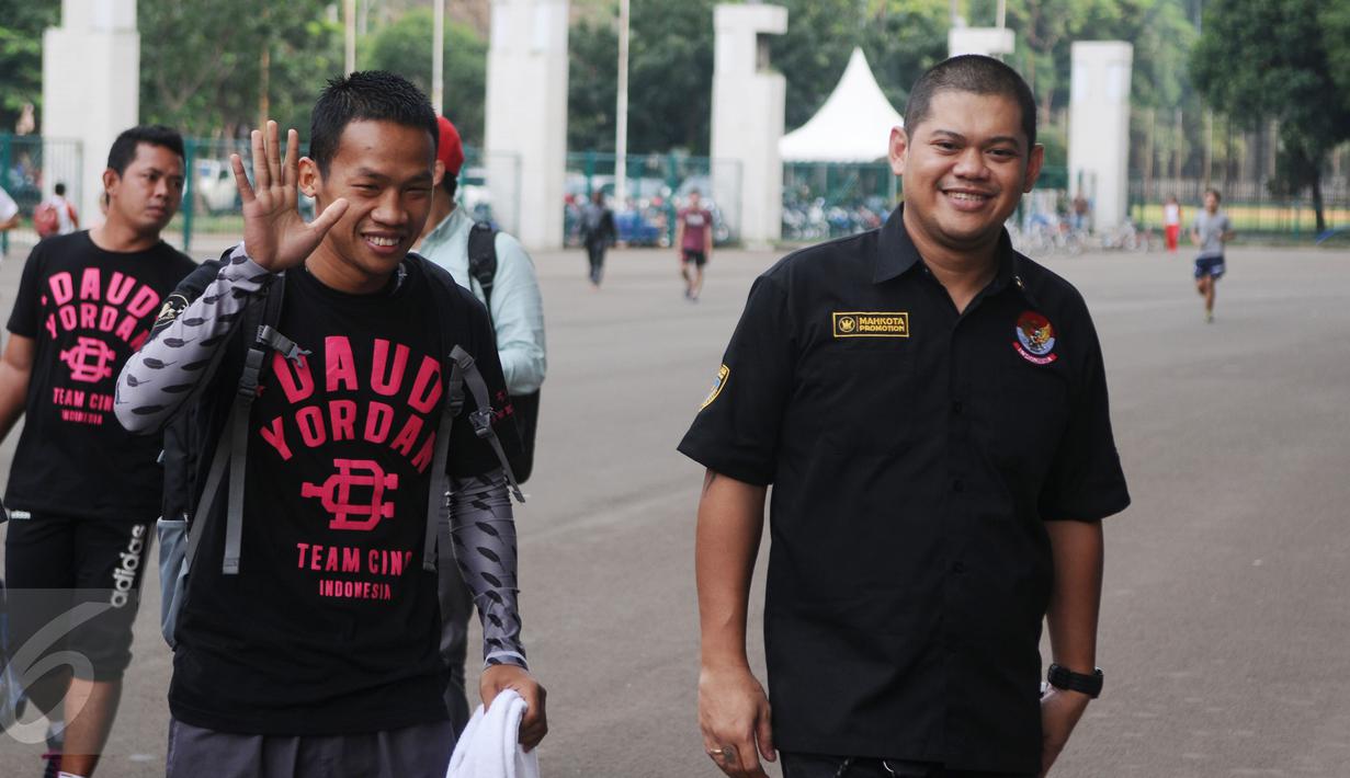 Petinju Indonesia, Daud “Cino” Yordan melambaikan tangan jelang latihan di sasana Pertina, Jakarta, (3/2/2016). Daud akan melawan Yoshitaka Kato dalam laga kelas ringan WBO "Road to the  World Champions", Jumat (5/2). (Liputan6.com/Helmi Fithriansyah)
