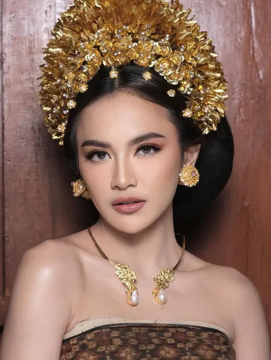 Pulasan lipstik matte nude jadi sentuhan akhir dari tampilan menawan Mahalini Raharja. [@dhirmannputra]