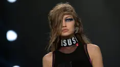  Supermodel Gigi Hadid saat mengenakan busana brand Versus Versace di atas panggung London Fashion Week di Inggris, (18/2). Gigi Hadid tampil mempesona dengan gaya urakannya. (AFP PHOTO / Daniel LEAL-OLIVAS)