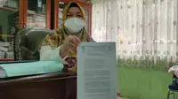 Kepala Dinkes Kota Cirebon Siti Maria menunjukkan surat edaran penghentian sementara penjualan obat mengandung larutan sirup dari Kemenkes. Foto (Liputan6.com / Panji Prayitno)